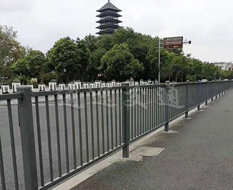 中央護(hù)欄